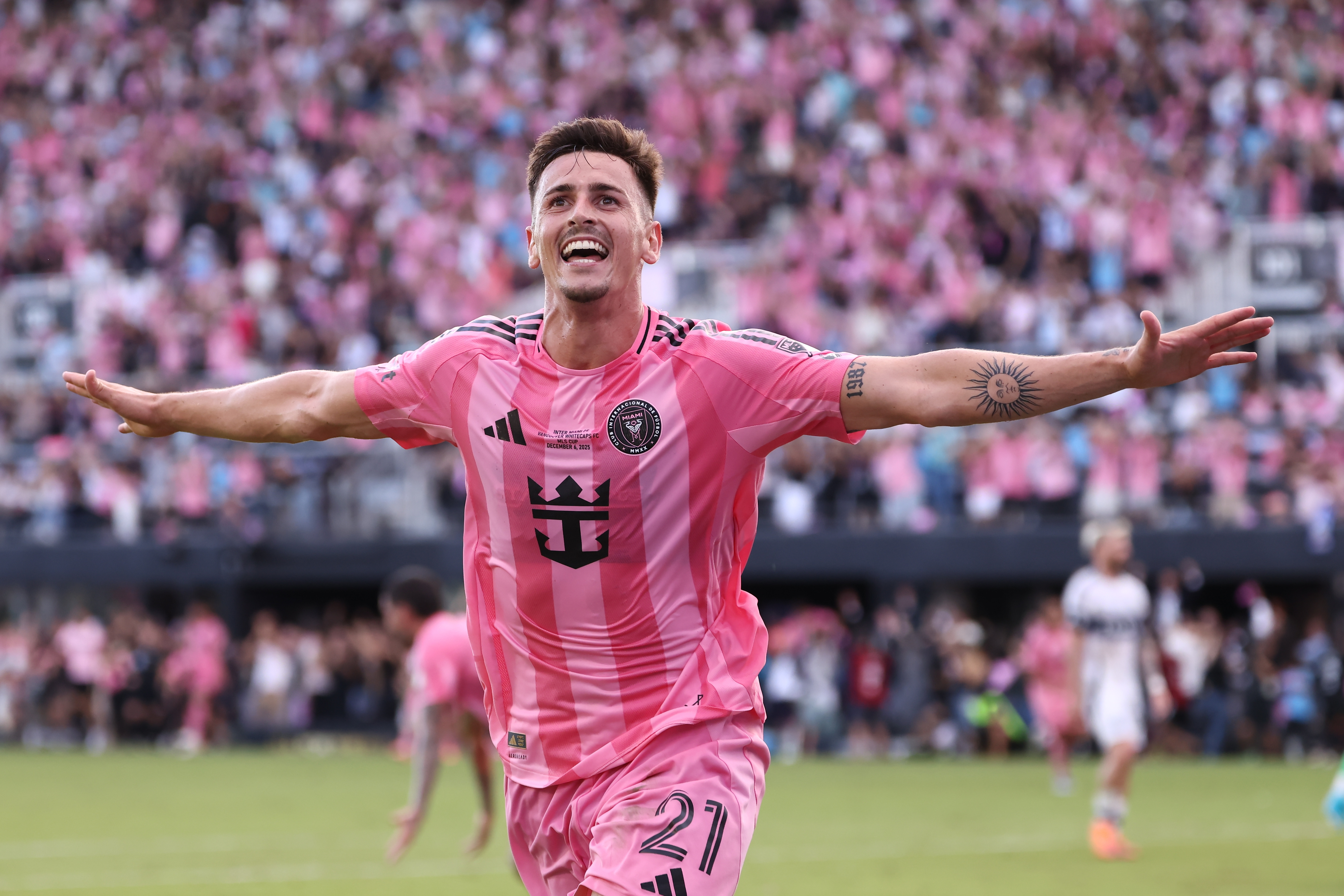 开云体育官网-记者:阿连德在国外办签证没参加训练,可能错过首场季前赛